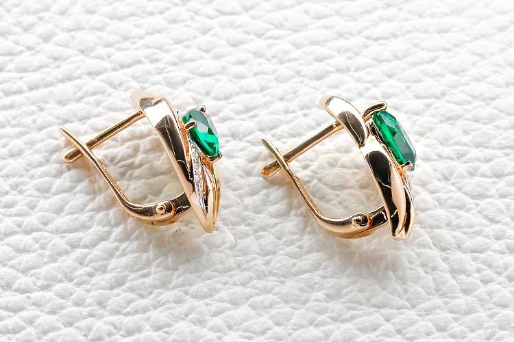 Серьги из красного золота с 2 изумрудами и 14 бриллиантами