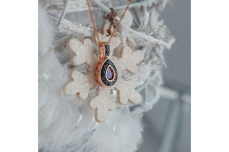 Подвеска из красного золота с гранатом и 17 фианитами