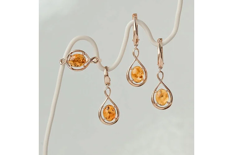 Кольцо из красного золота с янтарём