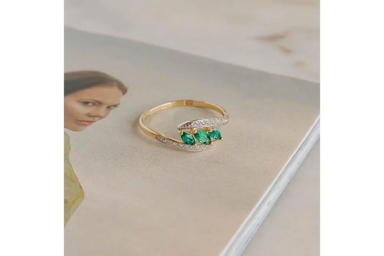 Кольцо из жёлтого золота с 3 изумрудами и 16 бриллиантами