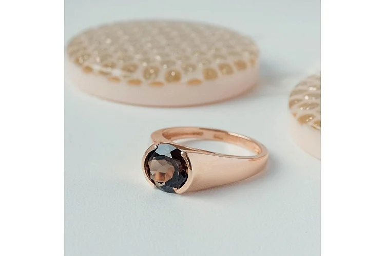 Кольцо из красного золота с раухтопазом