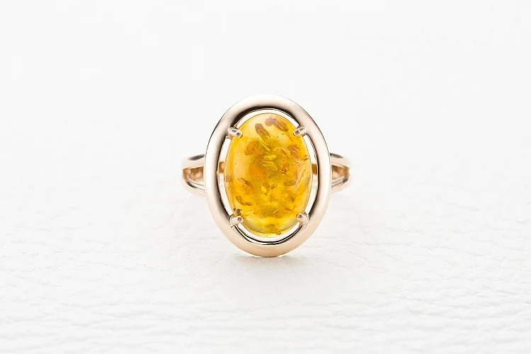Кольцо из красного золота с янтарём