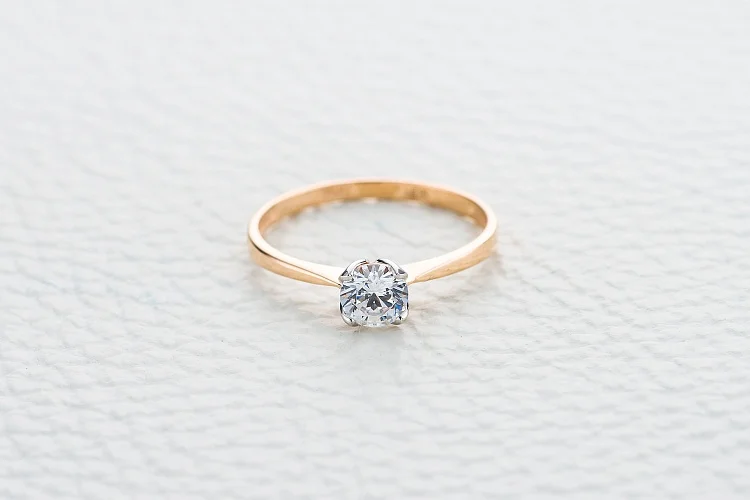 Кольцо из красного золота с кристаллом swarovski