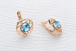 Серьги Квадраты из красного золота с 2 топазами swiss