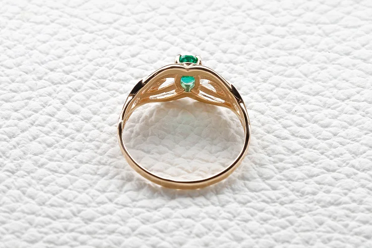 Кольцо из красного золота с изумрудом и 14 бриллиантами