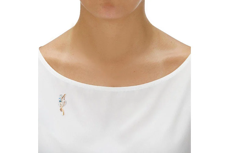 Брошь с сердцем из жёлтого золота с фианитами, топазами sky и топазами swiss