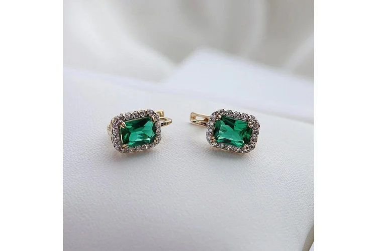Серьги из красного золота с 2 изумрудами и 36 фианитами
