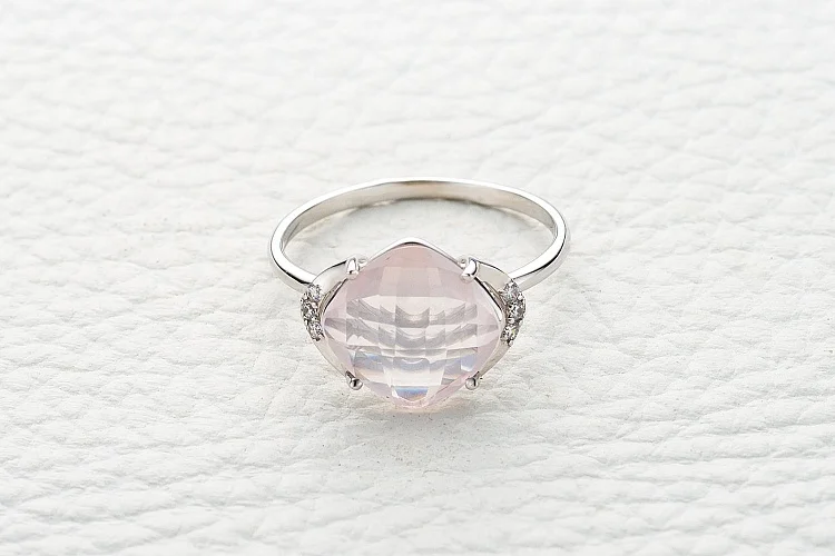 Кольцо из белого золота с кварцем и 6 фианитами