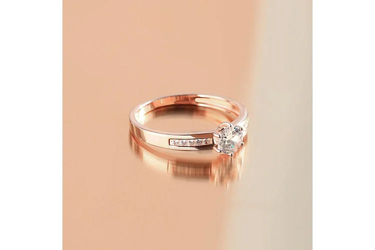 Кольцо из красного золота с 11 фианитами