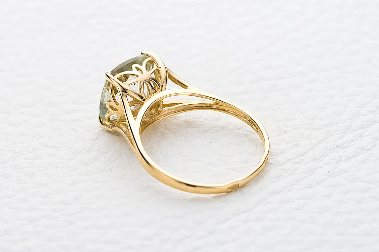 Кольцо из жёлтого золота с аметистом