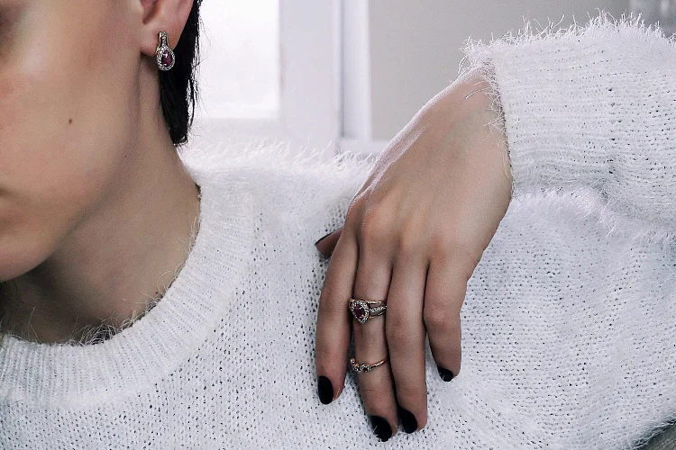 Серьги из красного золота с 2 рубинами и 42 бриллиантами