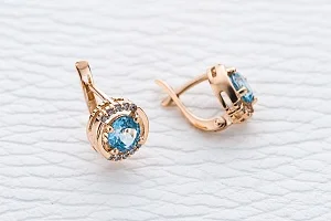 Серьги Круги из красного золота с 2 топазами swiss и 20 фианитами