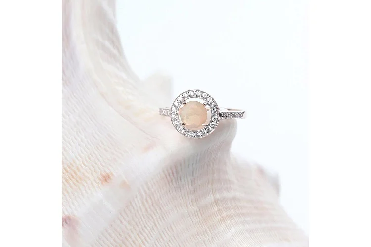 Кольцо из красного золота с опалом и 30 фианитами