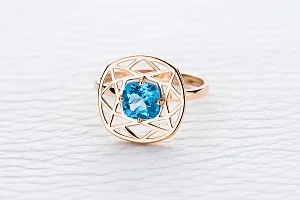 Кольцо из красного золота с топазом swiss