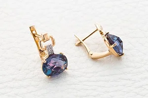 Серьги из красного золота с 2 александритами и 12 фианитами