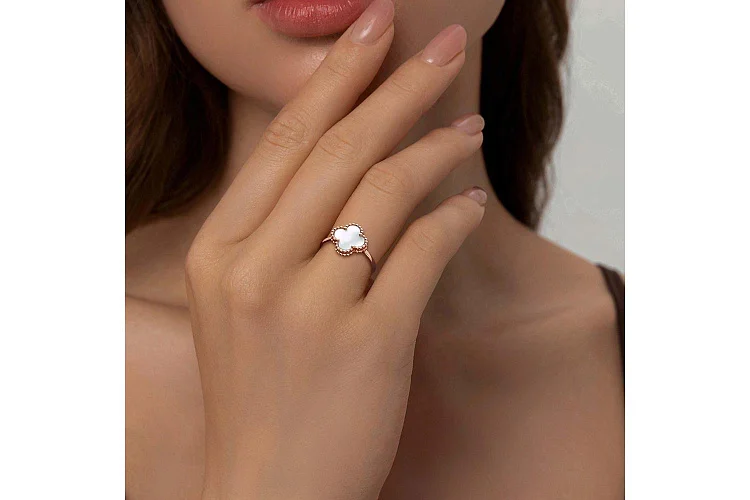 Кольцо Клевер из красного золота с перламутром