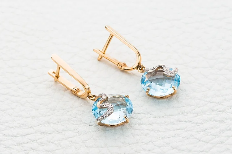 Серьги из красного золота с 2 топазами sky и 14 фианитами