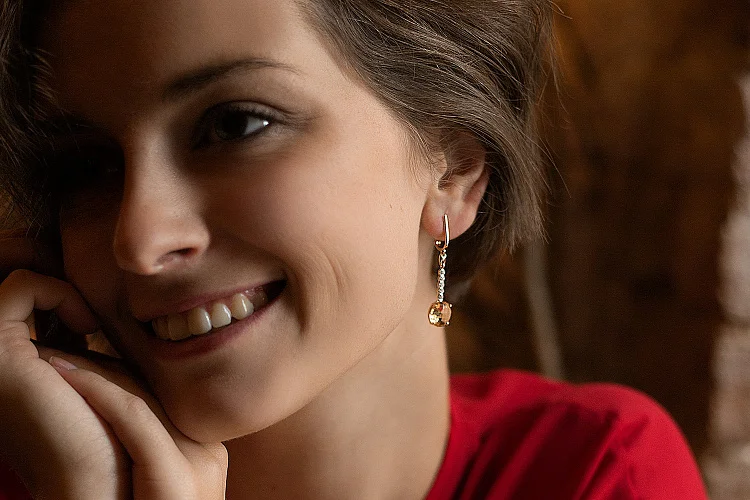 Серьги из красного золота с 2 цитринами и 10 фианитами