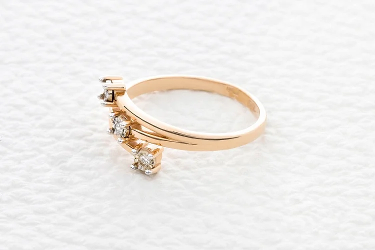 Обручальное кольцо из красного золота с 3 бриллиантами