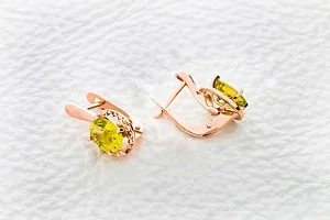 Серьги из красного золота с 2 хризолитами
