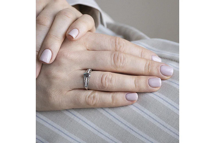 Кольцо из белого золота с александритом и 10 фианитами