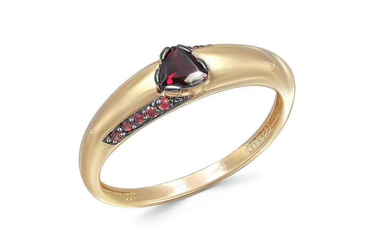 Кольцо из жёлтого золота с гранатом и 10 фианитами
