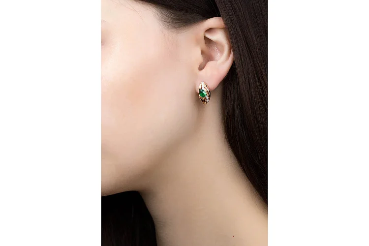 Серьги из красного золота с 2 изумрудами и 14 бриллиантами