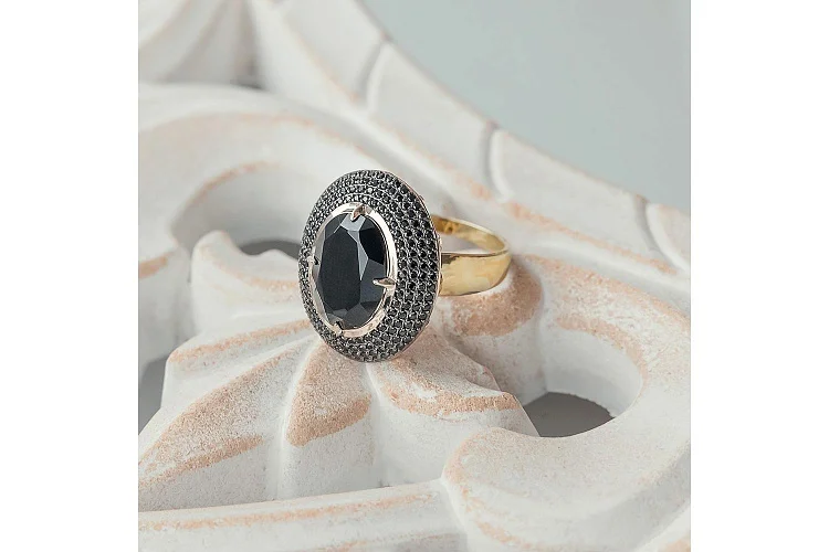 Кольцо из жёлтого золота с агатом и 184 фианитами