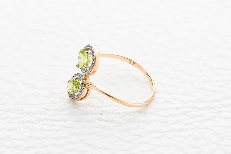 Кольцо из красного золота с 2 хризолитами и 32 фианитами