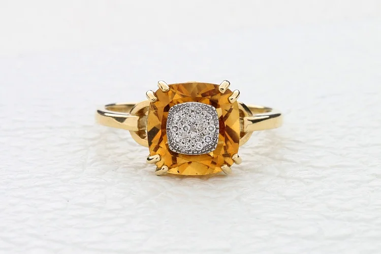 Кольцо из жёлтого золота с цитрином и 14 бриллиантами