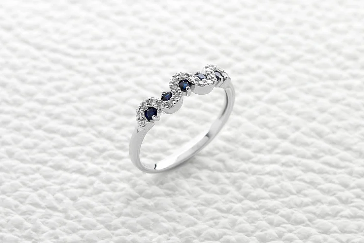 Кольцо из белого золота с 5 сапфирами и 18 бриллиантами