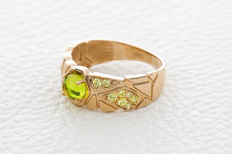 Кольцо из красного золота с кварцем и 16 фианитами