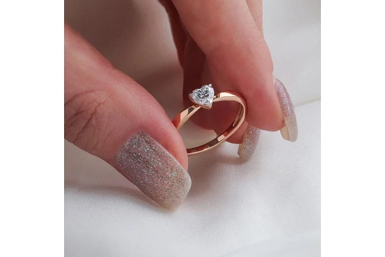 Кольцо Сердце из красного золота с фианитом