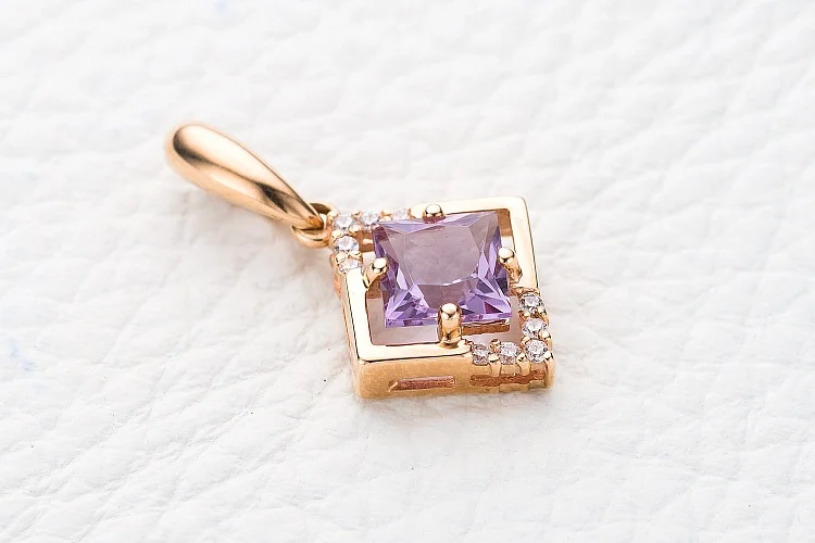 Подвеска Квадрат из красного золота с аметистом и 10 фианитами