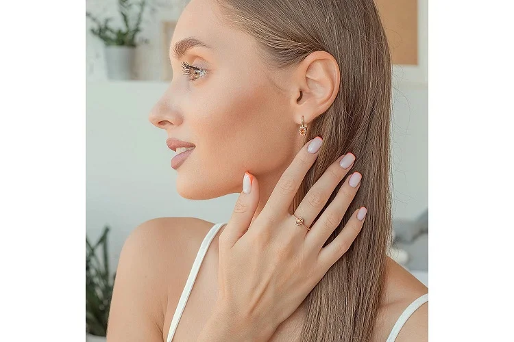 Серьги из красного золота с 2 спессартинами и 24 сапфирами