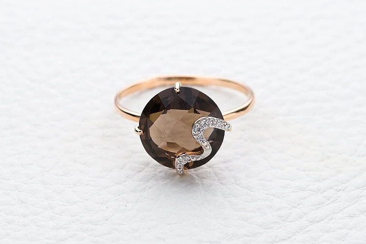 Кольцо из красного золота с раухтопазом и 7 фианитами