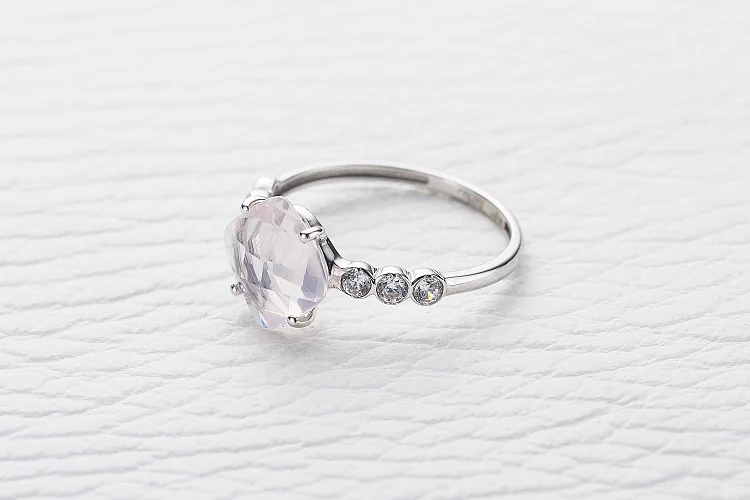 Кольцо из белого золота с кварцем и 6 фианитами
