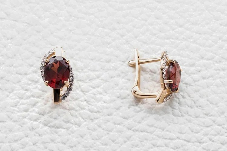 Серьги из красного золота с 2 гранатами и 28 фианитами