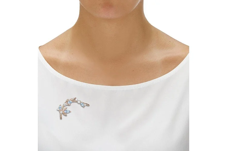 Брошь Цветок из красного золота с 4 топазами sky и 6 фианитами