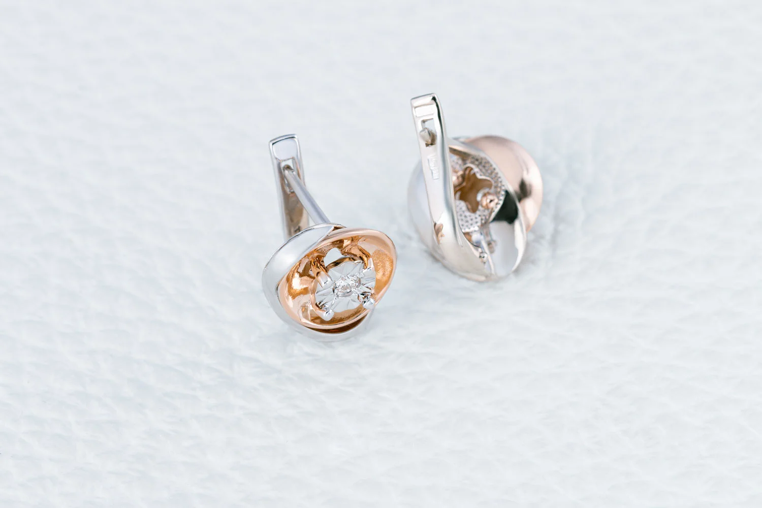 Серьги из белого золота с 2 бриллиантами