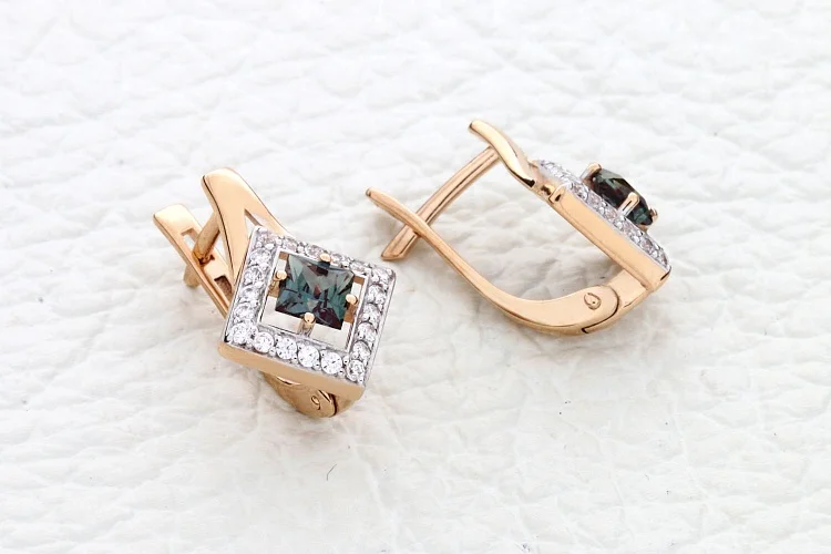 Серьги из красного золота с 2 александритами и 40 фианитами