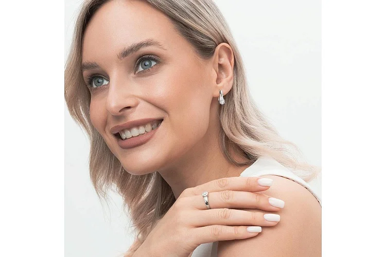 Серьги из белого золота с 26 фианитами