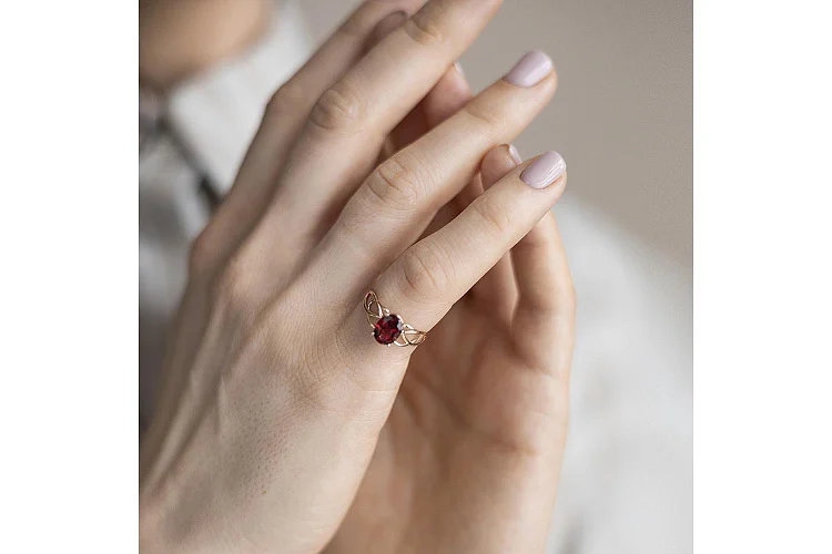 Кольцо из красного золота с гранатом