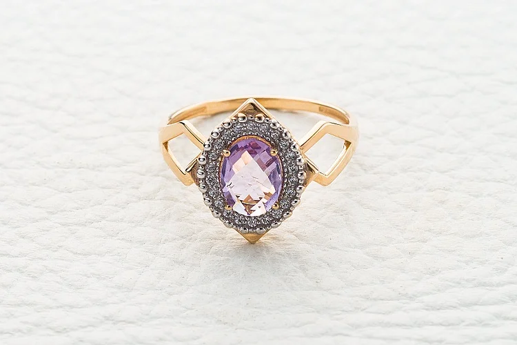 Кольцо из красного золота с аметистом и 22 фианитами