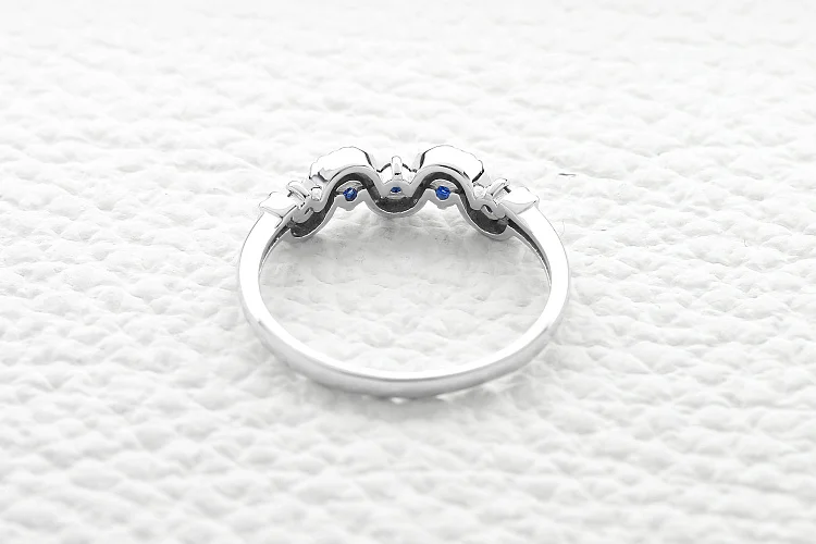 Кольцо из белого золота с 5 сапфирами и 18 бриллиантами