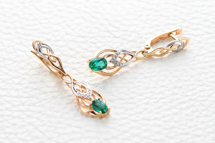 Серьги из красного золота с 2 изумрудами и 16 бриллиантами