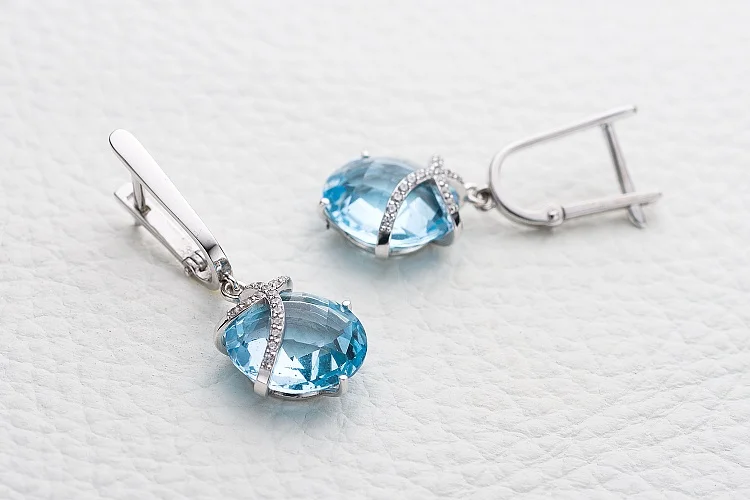 Серьги из белого золота с 2 топазами sky и 32 фианитами