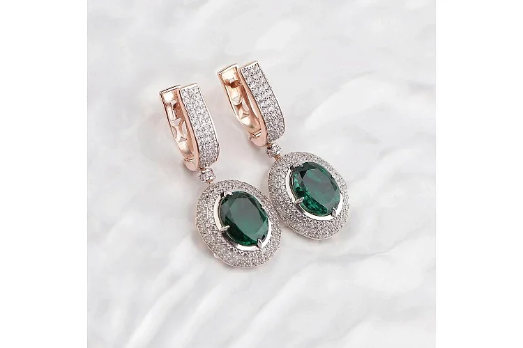 Серьги из красного золота с 2 изумрудами и 290 фианитами