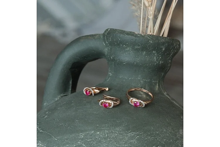 Серьги из красного золота с 2 корундами и 24 фианитами