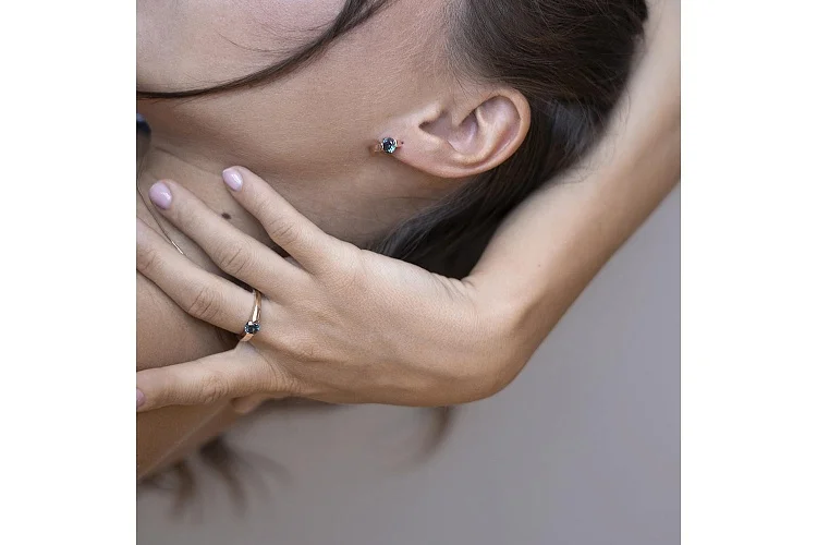 Кольцо из красного золота с александритом